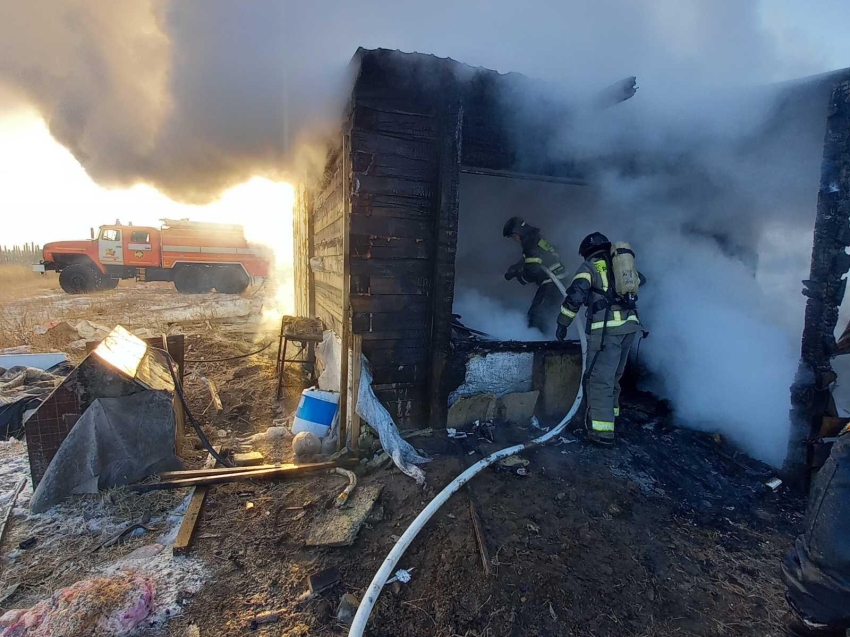 Огнеборцы «Забайкалпожспаса»потушили дом в селе Угдан